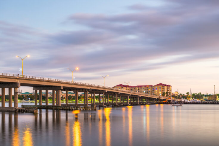 Bradenton,,Florida,,Usa,Downtown,On,The,Manatee,River,At,Dusk.